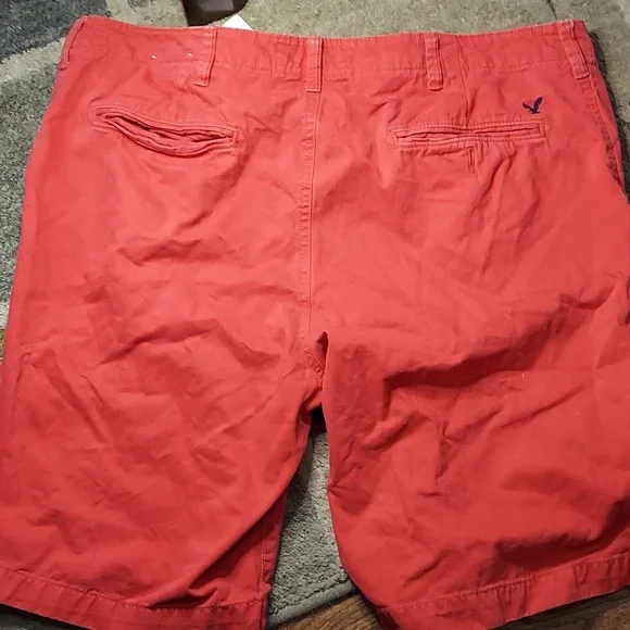 American Eagle Outfitters Men's Red Flat Front Shorts - Picture 5 of 7